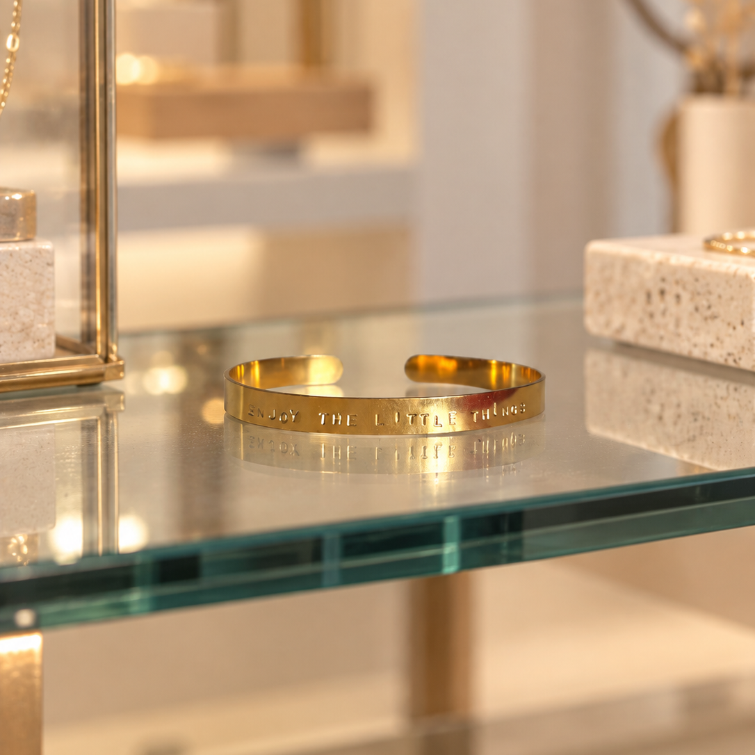 Jonc gravé posé la vitrine d'une boutique