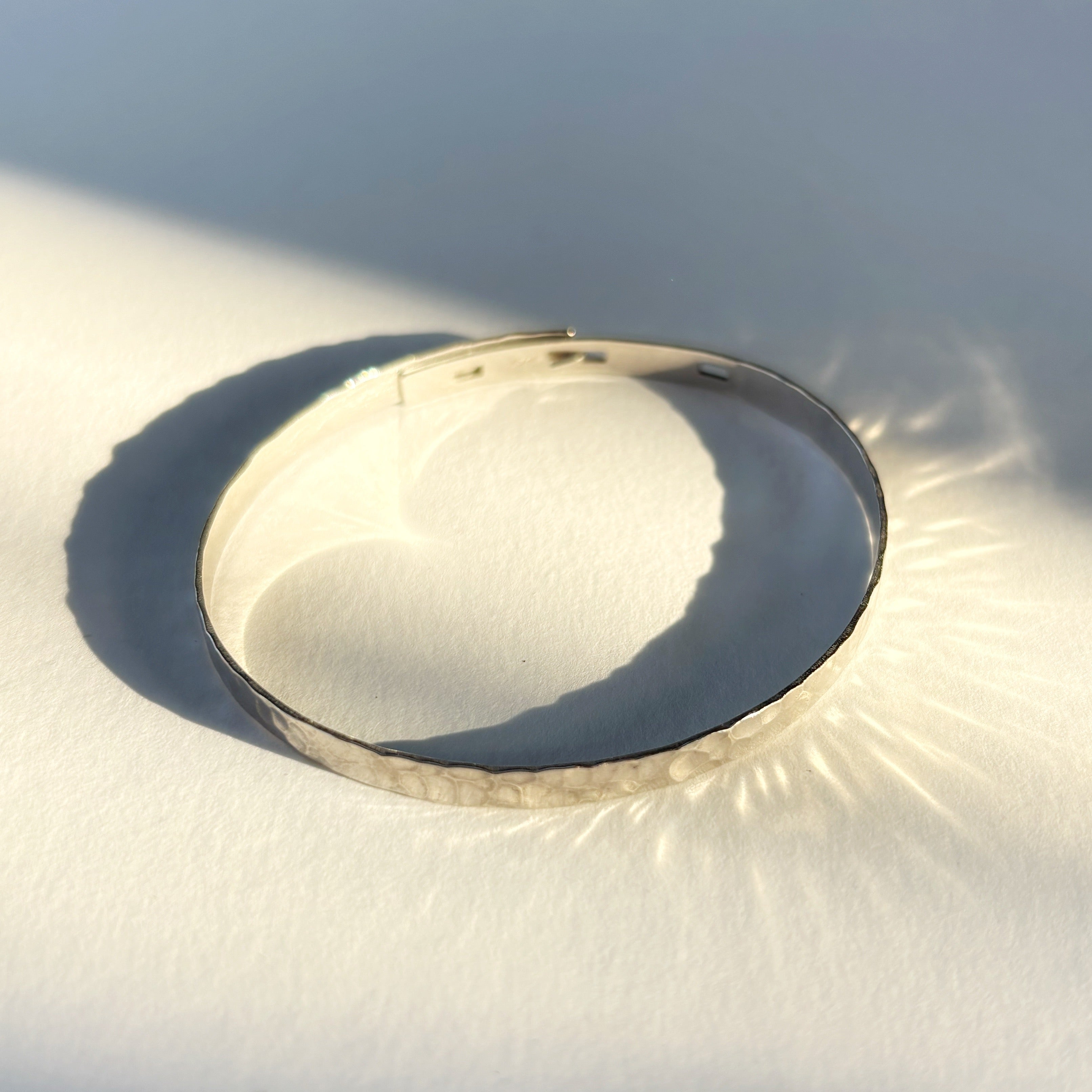 Les joncs martelés argent ou plaqué or 3 microns