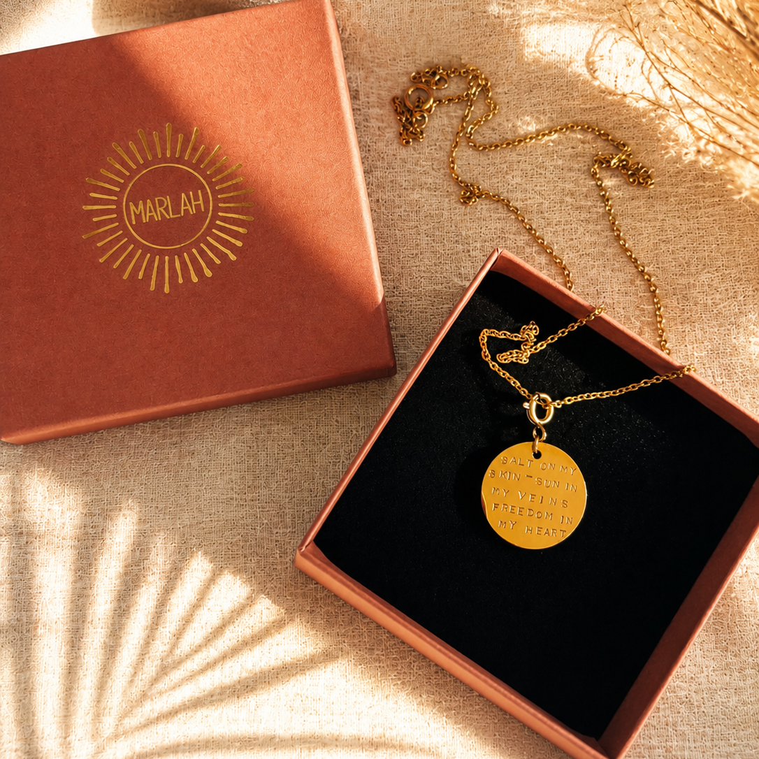 collier doré sur chaine dans son écrin