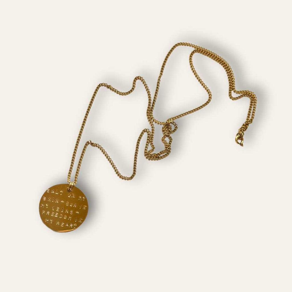 Long collier Médaille message "salt on my skin"
