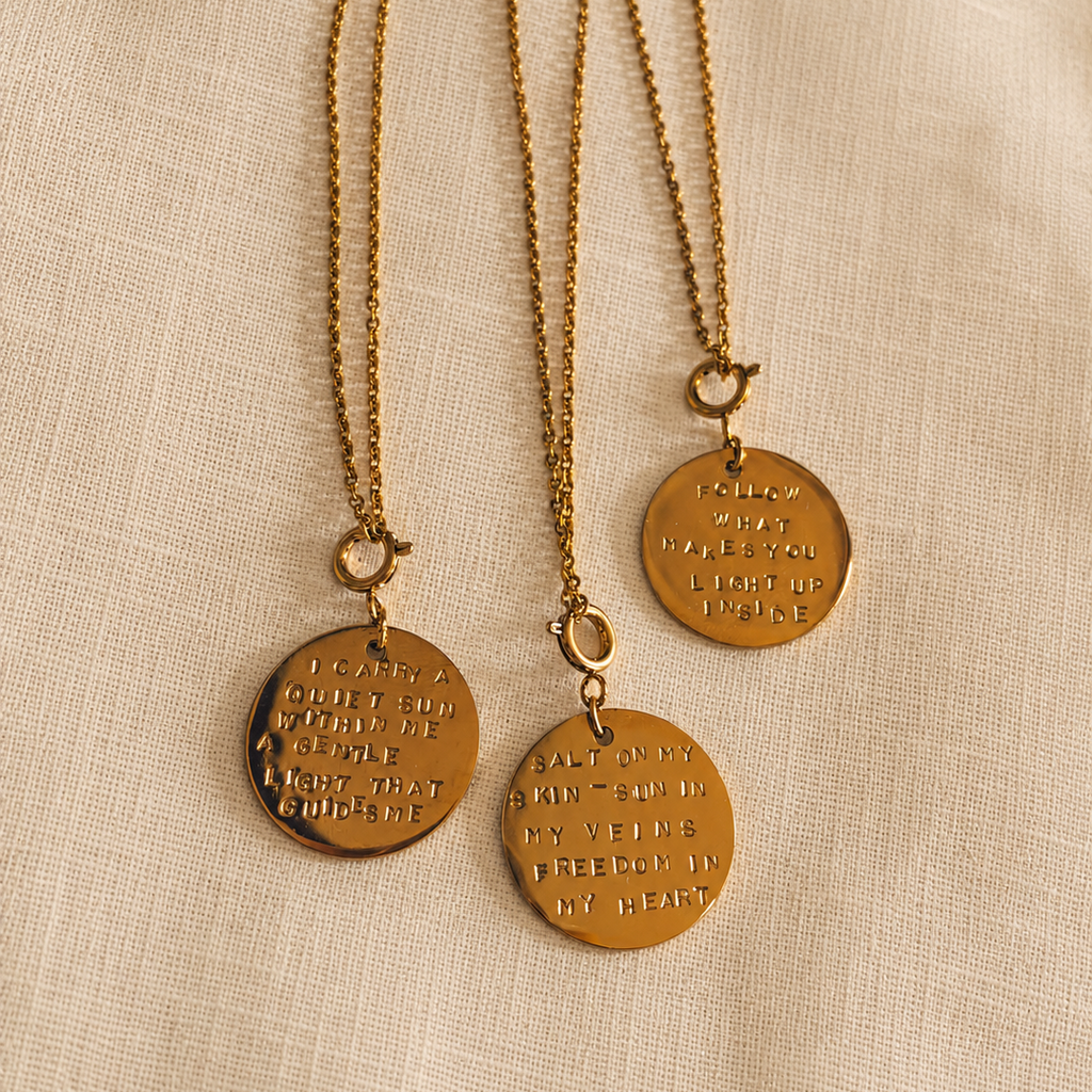 Collier avec médaille dorée fait main en Belgique