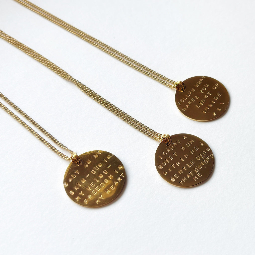 Collier pour l'été avec message inspirant gravé à la main en Belgique cadeau idéal pour la fête des mères