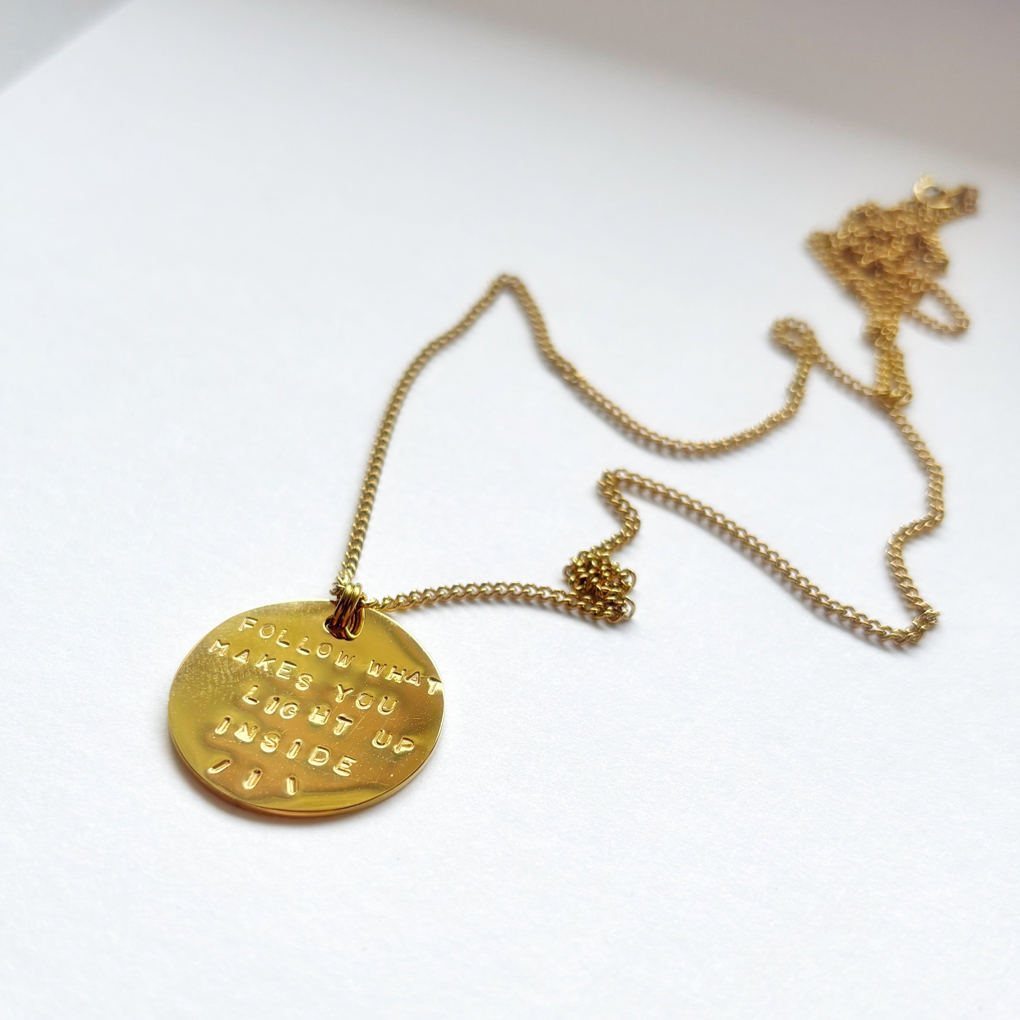 collier solaire pour l'été avec message inspirant gravé
