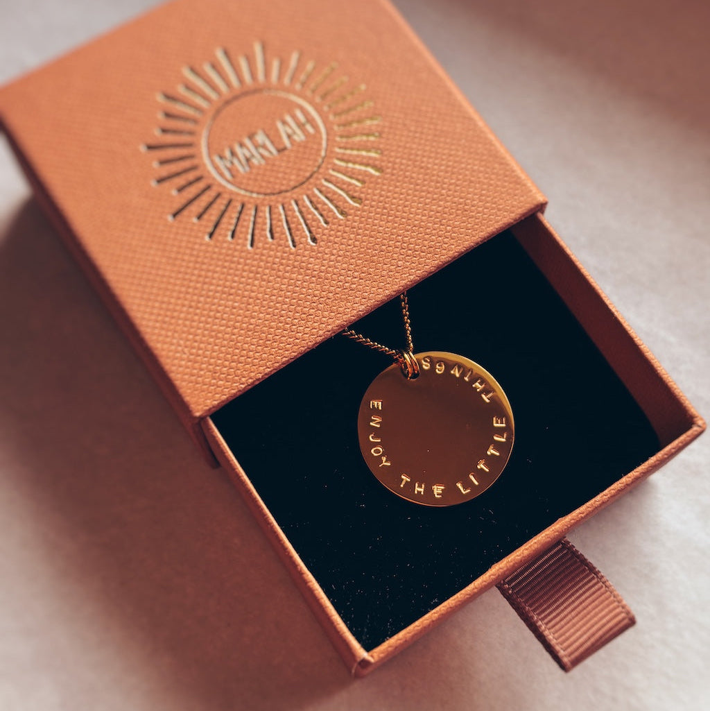 Bijou à message dans un écrin précieux