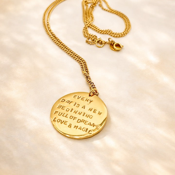 Collier gravé à la main créatrice belge message inspirant