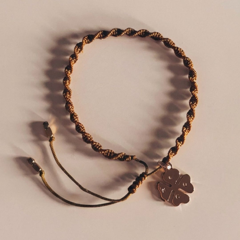 Bracelet porte bonheur trèfle fait main en Belgique