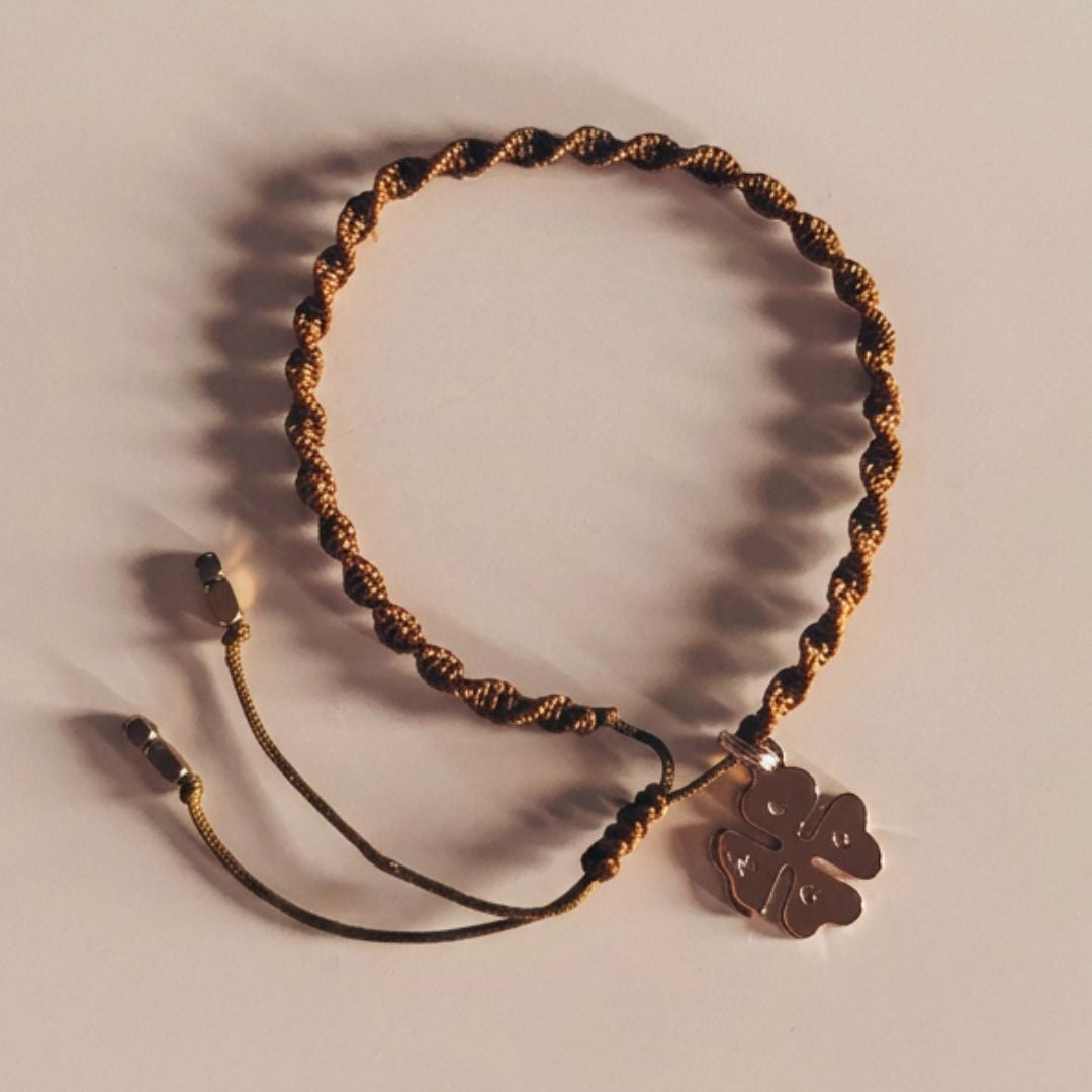 Bracelet porte bonheur trèfle fait main en Belgique