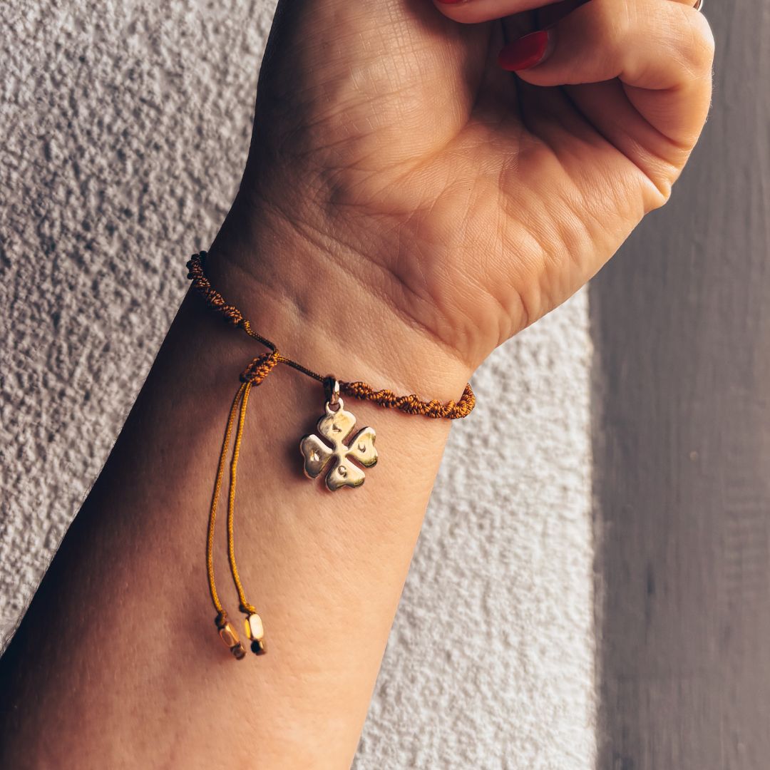 Bracelet porté couleur ocre safran