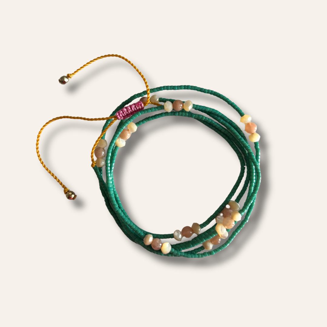 Sautoir ou bracelet multirang posé à plat pour monter les détails
