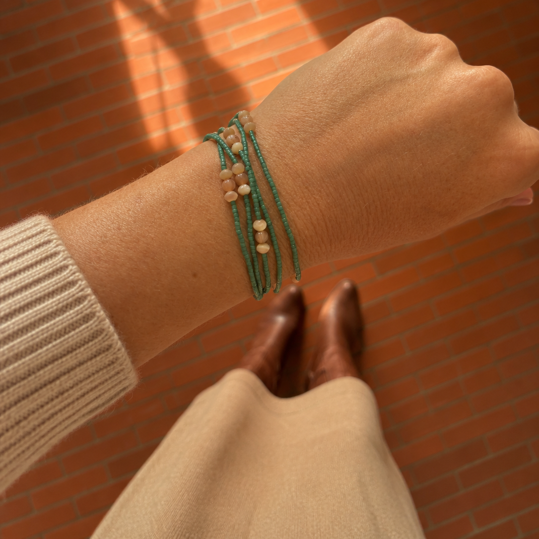 bijou porté en bracelet multirang ave un tenue automnale