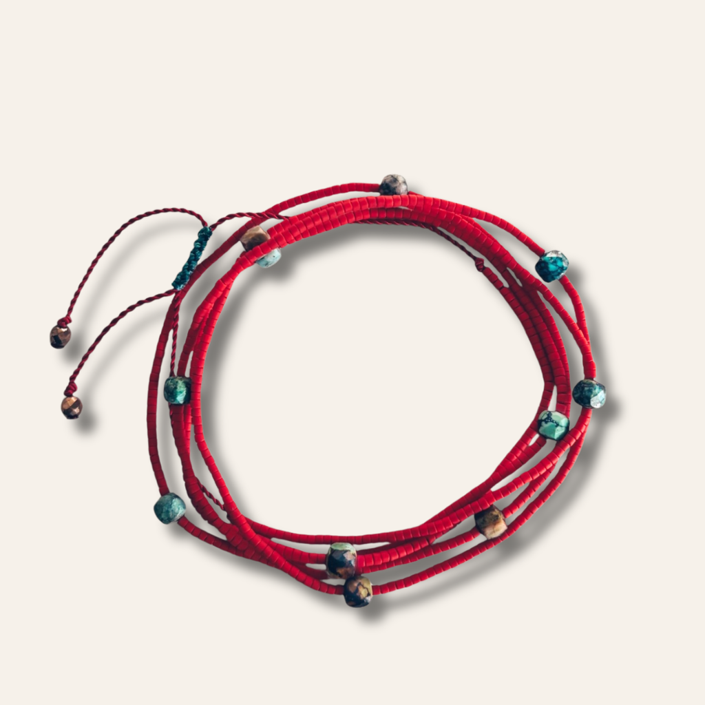 Gros plan sur le bijou rouge et turquoises naturelles