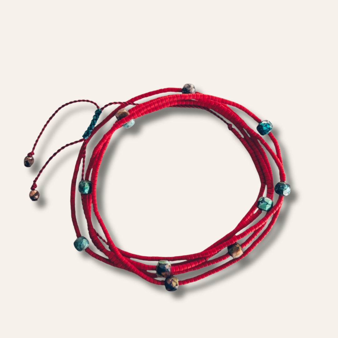 Gros plan sur le bijou rouge et turquoises naturelles