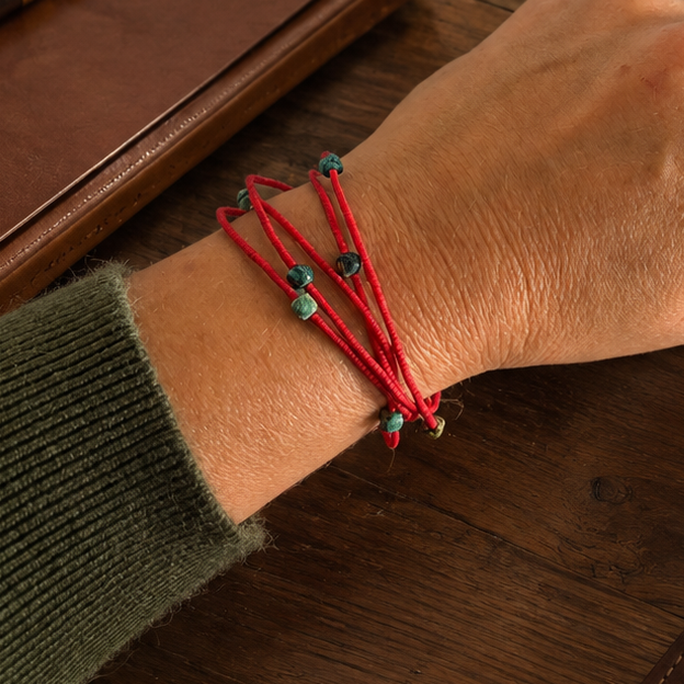 Le sautoir hippy porté en bracelet multirang, bijou polyvalent marlah marque belge