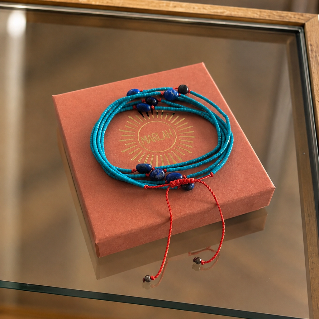 bracelet multirang sur son écrin prêt à offrir dans une boutique de créateurs
