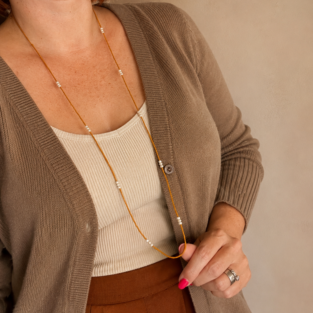 Sautoir perles miyuki ocre et nacre naturelle sur une tenue automnale