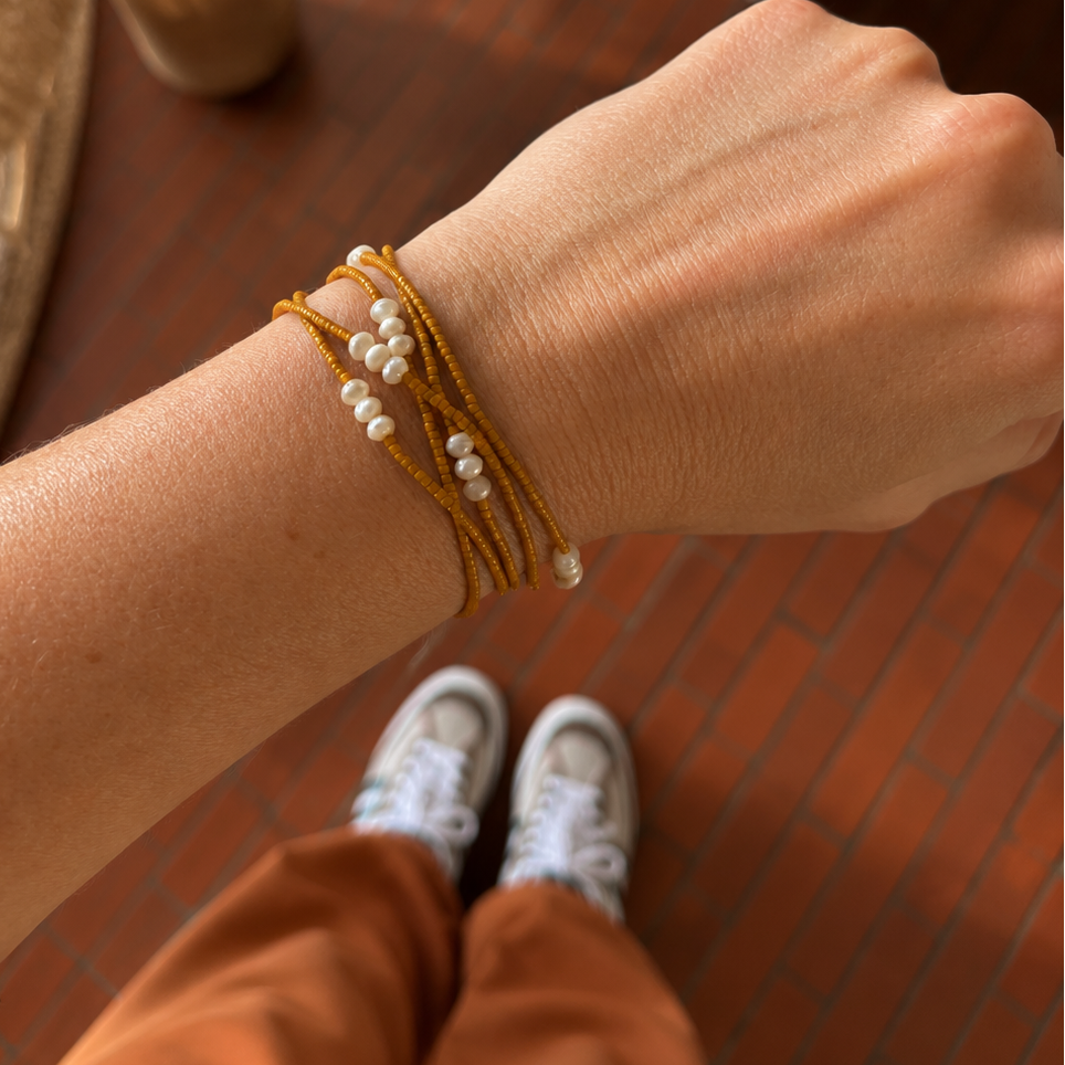Bijou hippy de marlah bijoux porté au poignet en bracelet multirang
