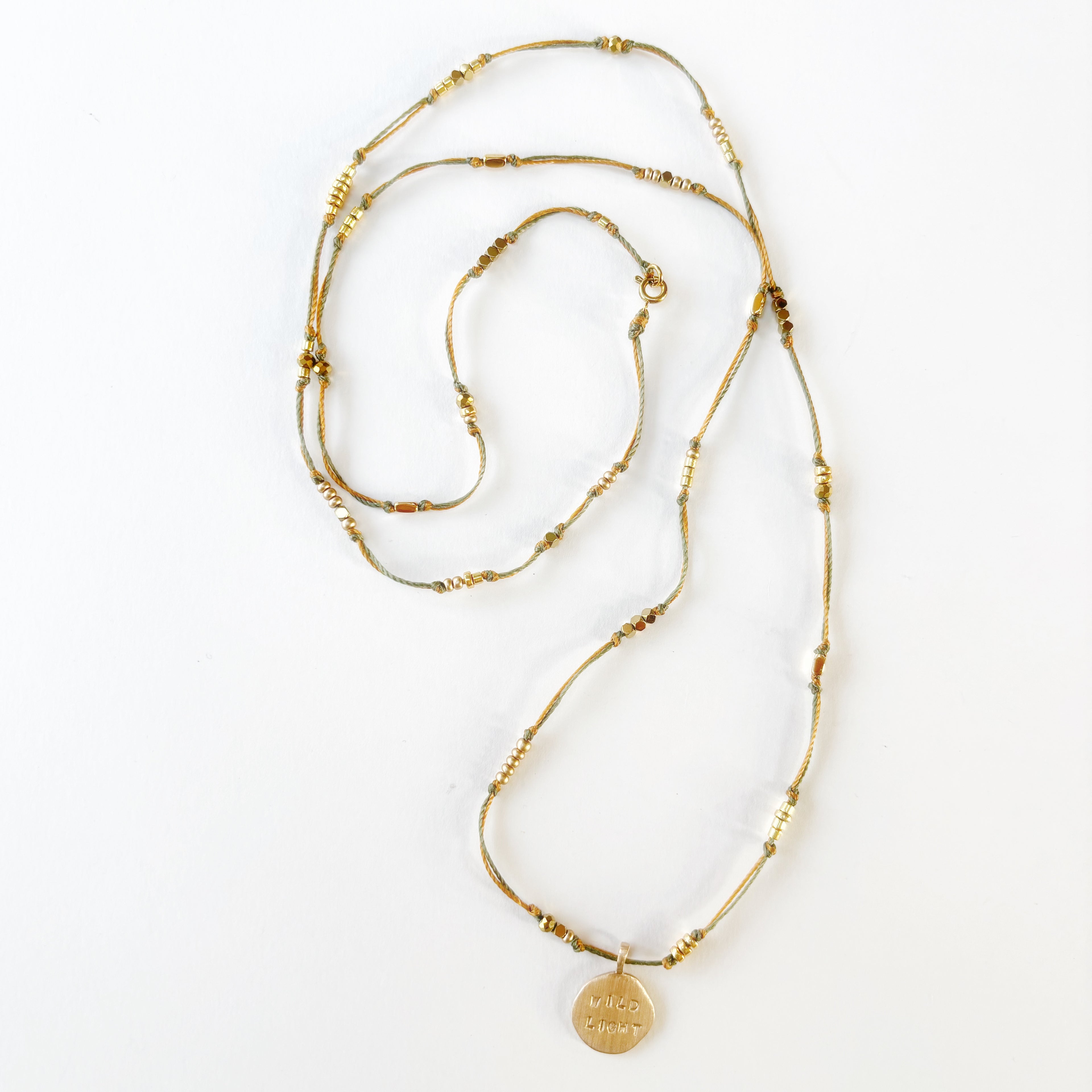 Sautoir fin et délicat avec une médaille gravée bijou fait main en belgique