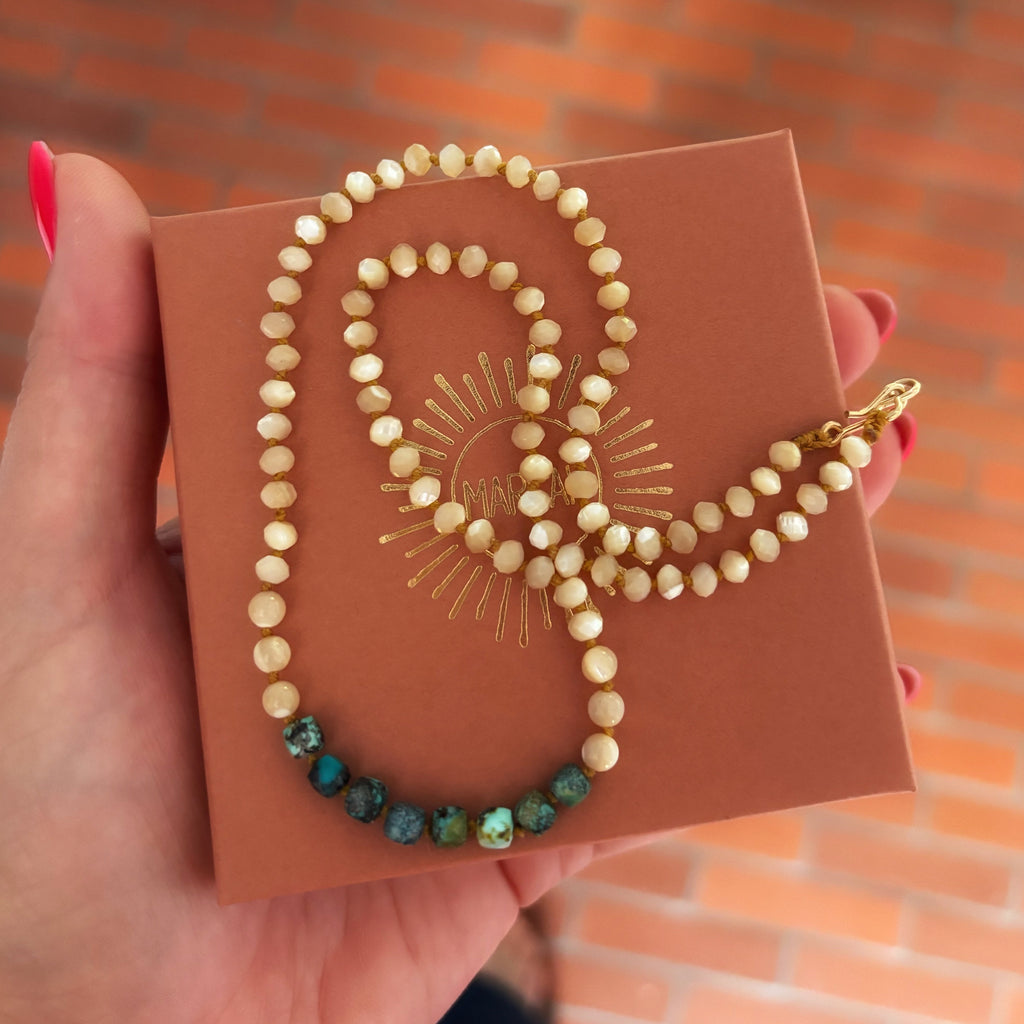 Collier en nacre et turquoise posé sur son écrin cadeau prêt à offrir