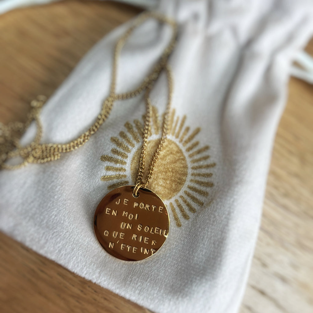 ✨ Grande Amulette (25 mm) — “Je porte en moi un soleil que rien n’éteint”