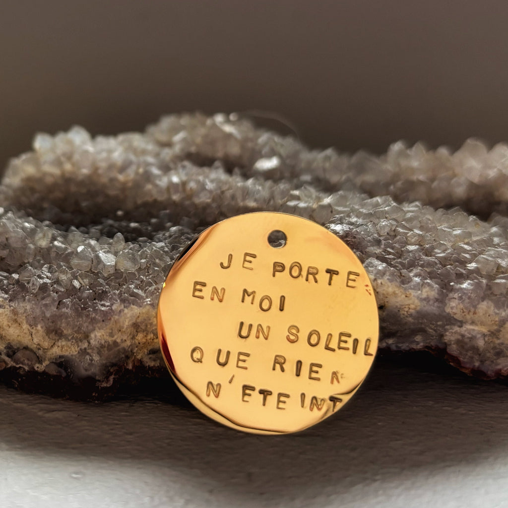 ✨ Grande Amulette (25 mm) — “Je porte en moi un soleil que rien n’éteint”