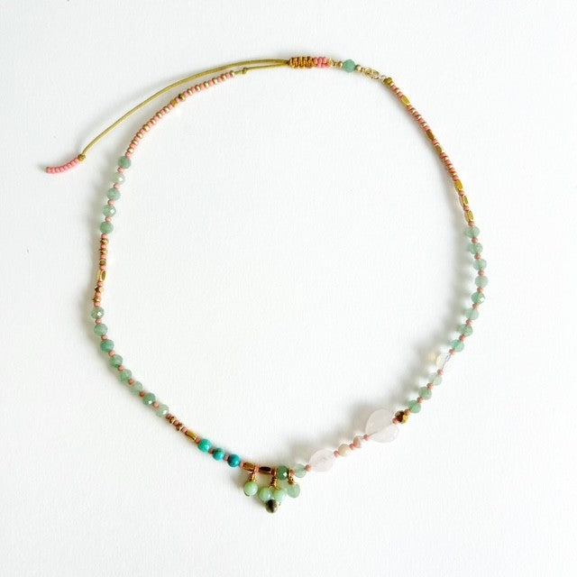 Collier surfeur couleur douce pour l'été
