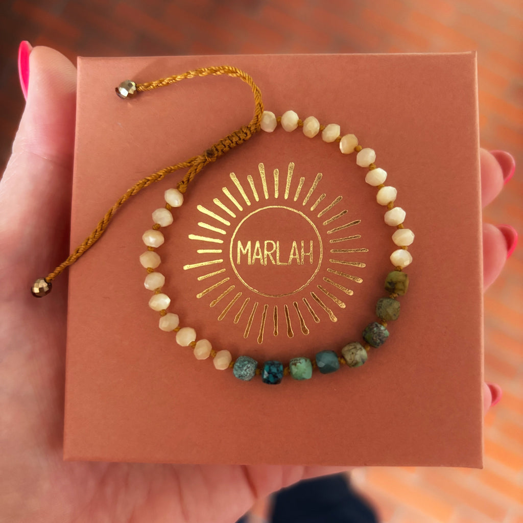 Bracelet sur son écrin cadeau prêt à offrir