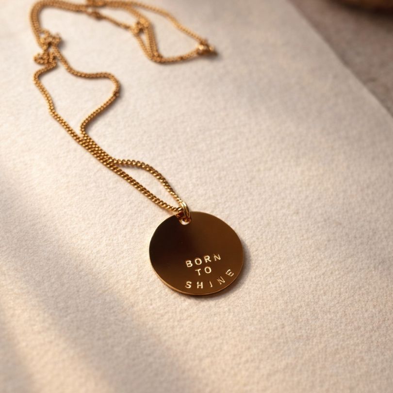 Long collier médaille à message gravé – sautoir doré