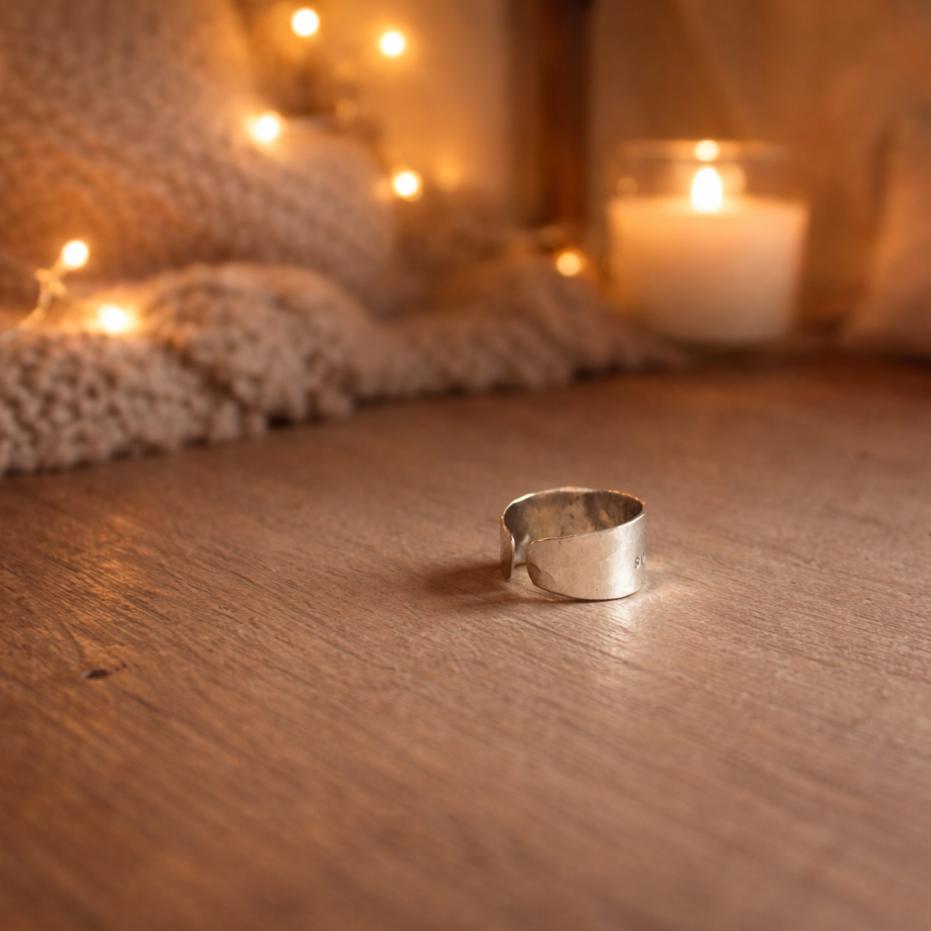 Bague ouverte et réglable en argent sterling 925 polie, finition lisse et lumineuse, faite main en Belgique