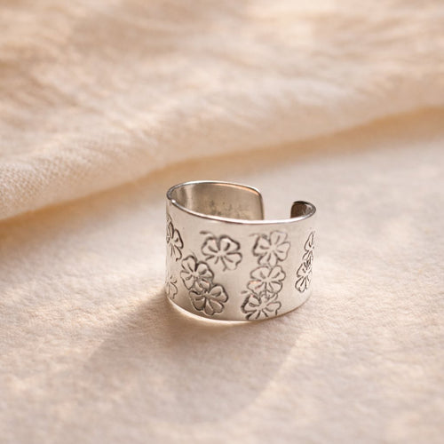 Bague poiçonnnée de trèfles à 4 feuilles porte bonheur