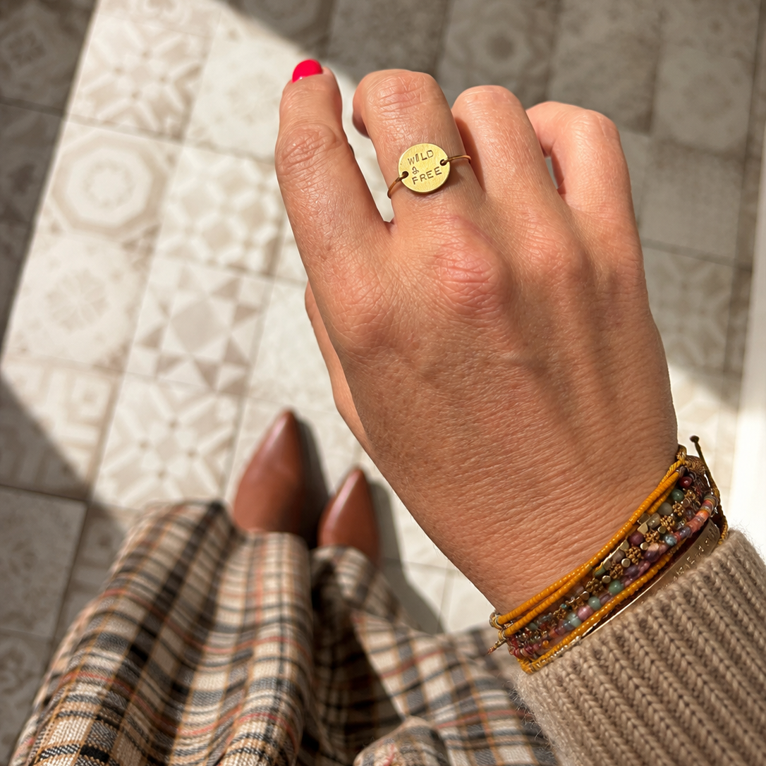 Bague gravée d'un message portée sur la main