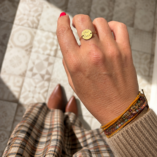 Bague gravée d'un message portée sur la main