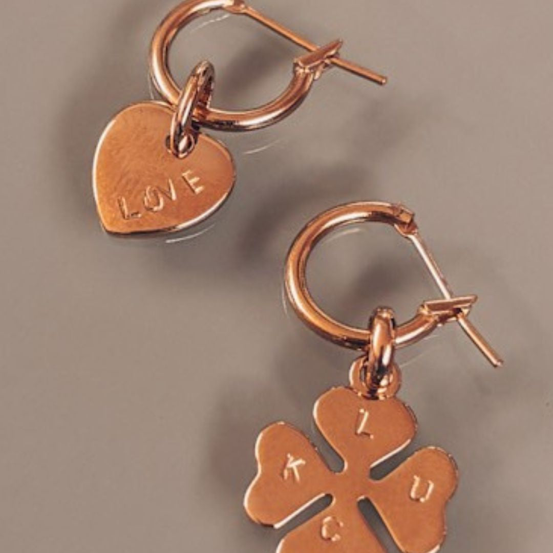 Créoles asymétriques Lucky Love, cœur gravé love et trèfle quatre feuilles gravé luck en plaqué or