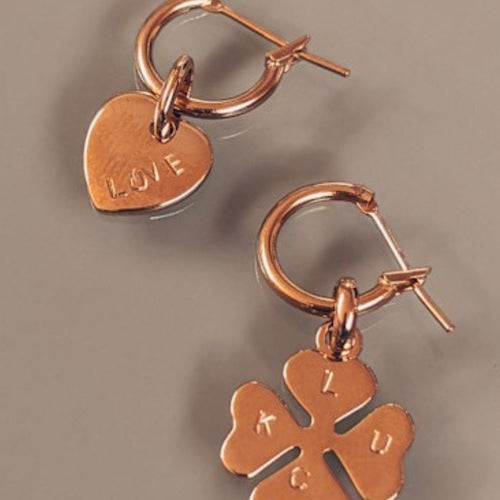Créoles asymétriques Lucky Love, cœur gravé love et trèfle quatre feuilles gravé luck en plaqué or