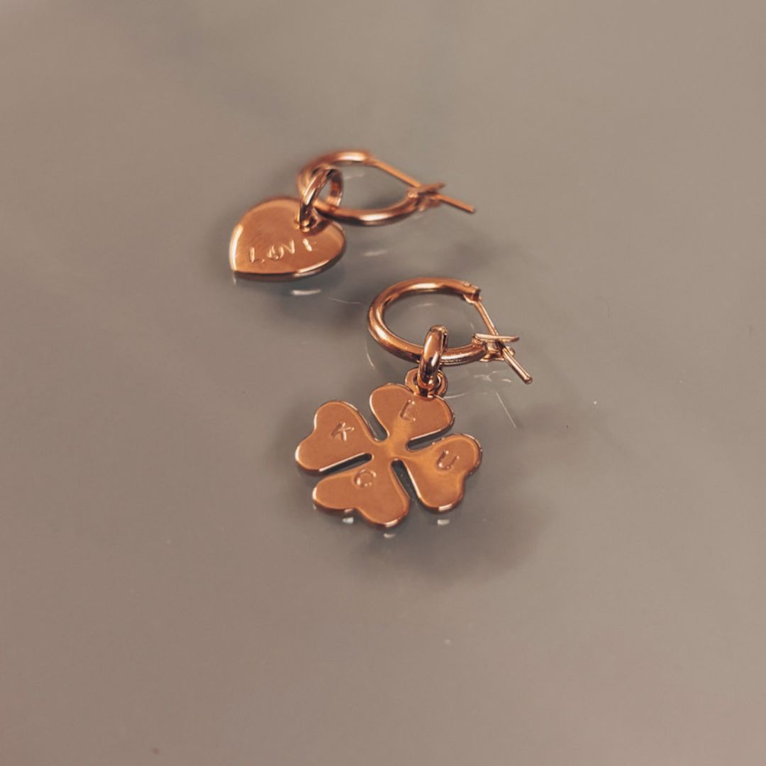 Boucles d'oreilles créoles Lucky Love avec breloques cœur et trèfle plaqué or