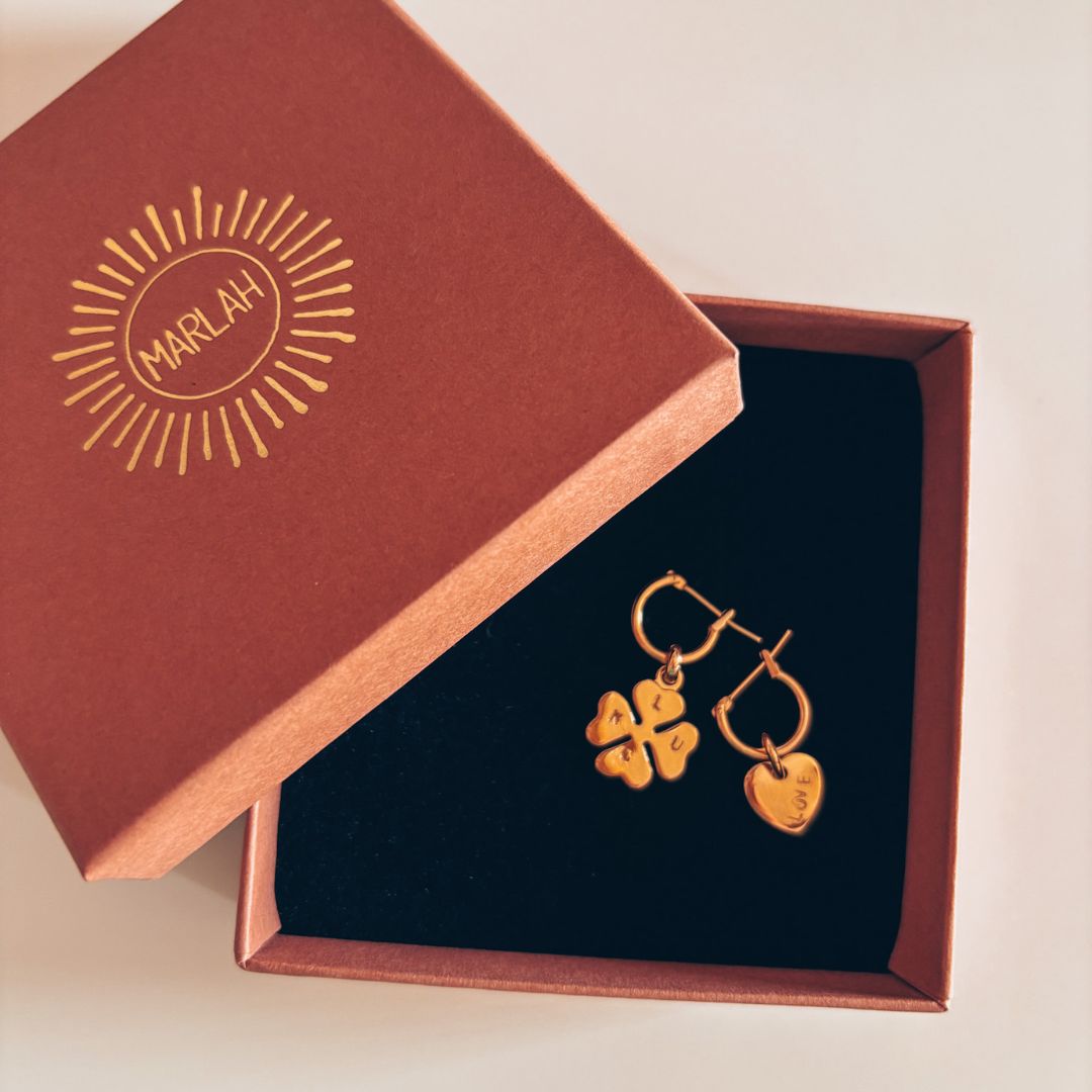 Boucles d'oreilles Lucky Love présentées dans leur écrin cadeau de luxe MARLAH