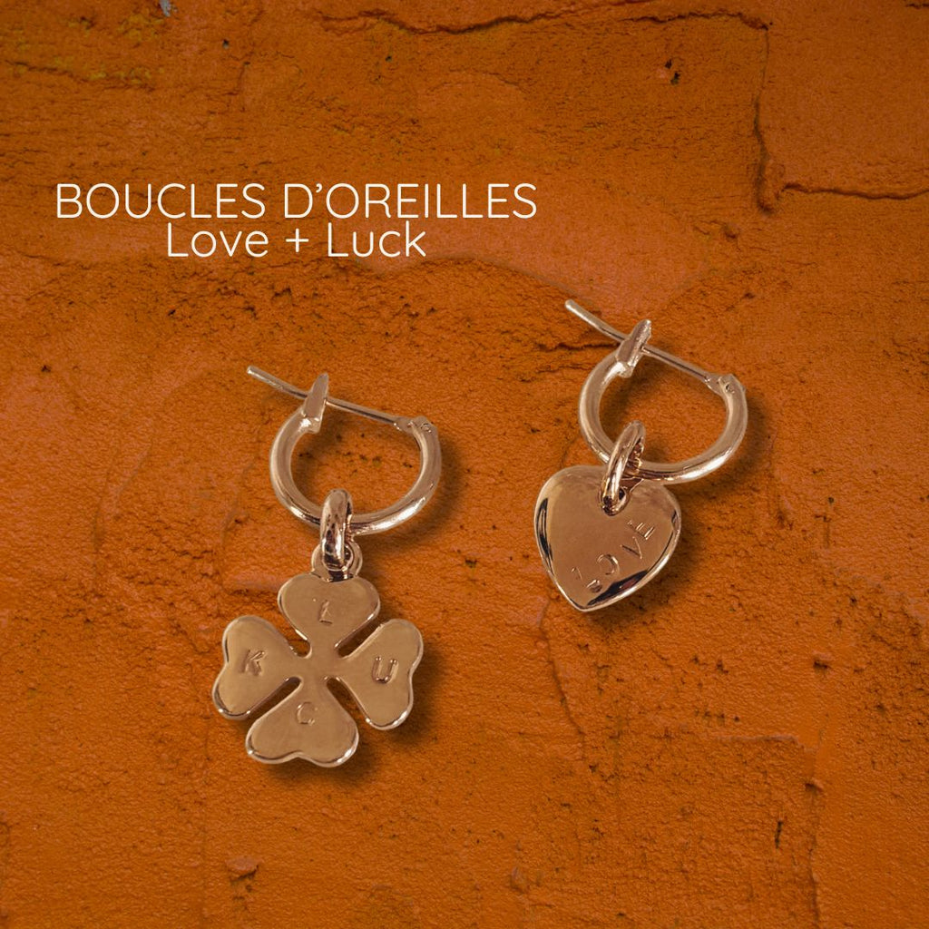 Boucles d'oreilles Lucky Love, créoles asymétriques cœur love et trèfle luck gravés à la main, plaqué or 3 microns, MarlaH Bijoux