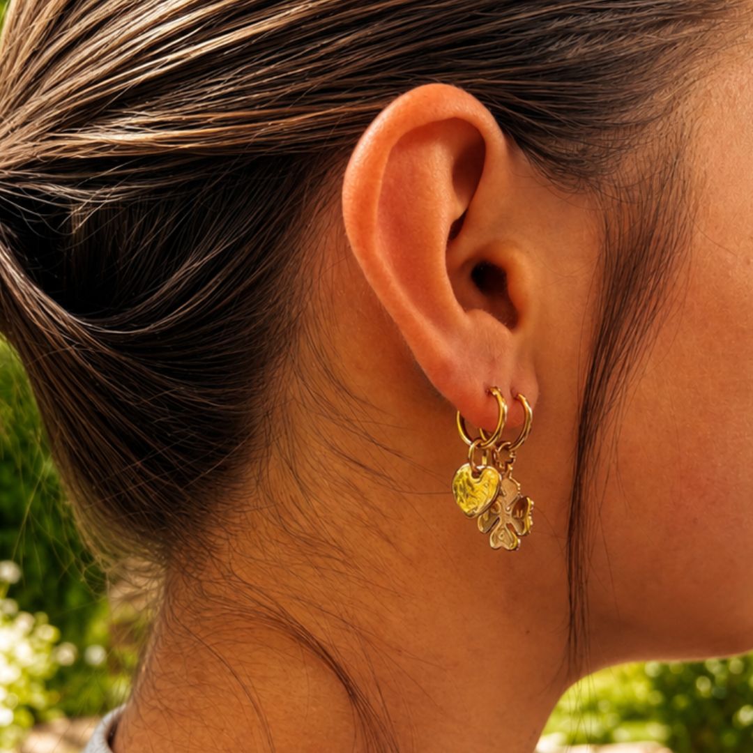 Boucles d'oreilles créoles Lucky Love portées, cœur et trèfle plaqué or