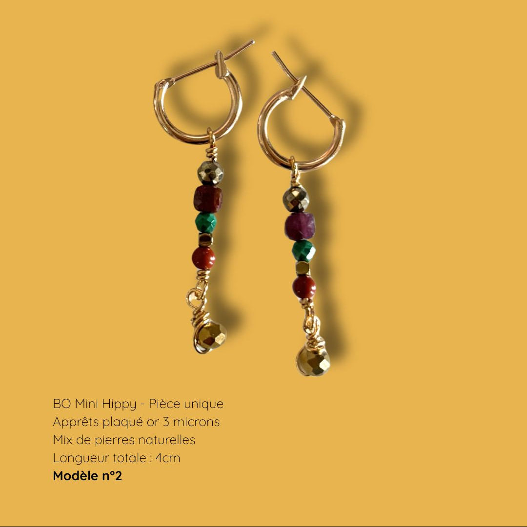 Boucles d'oreilles Mini Hippy plaque or, pierres naturelles rouges et vertes, modele n2