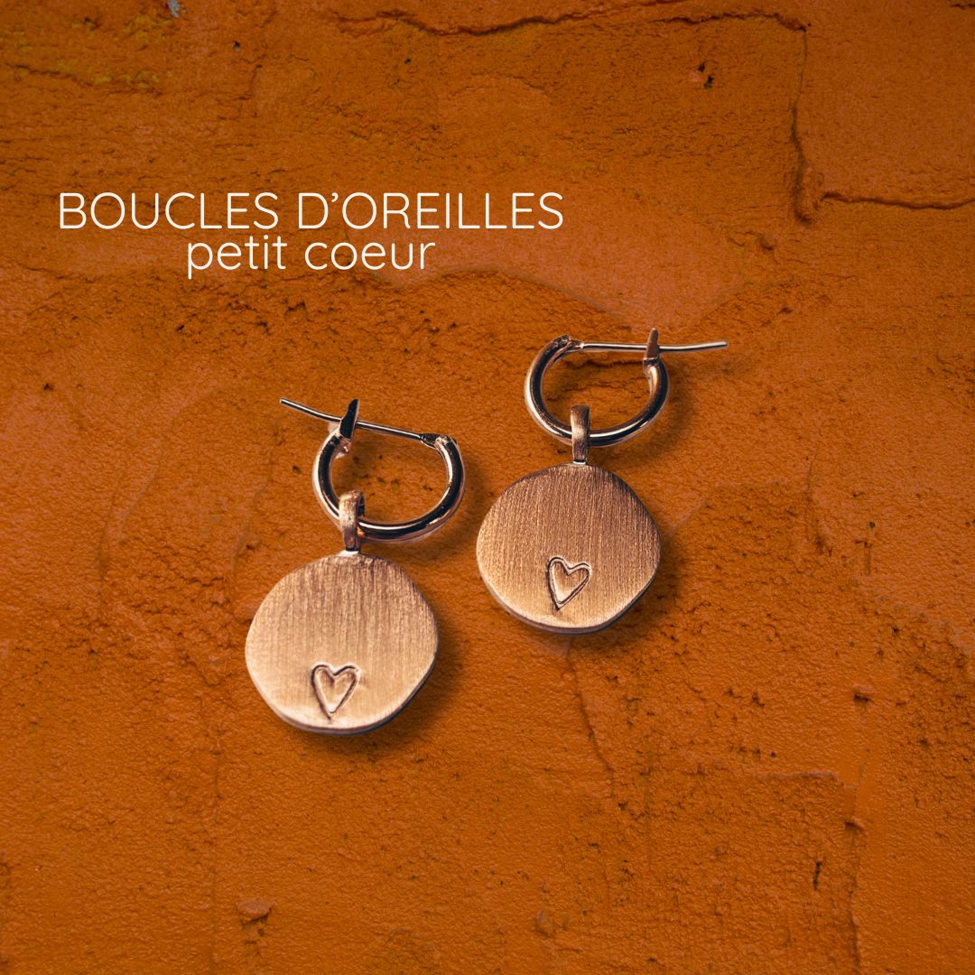 Boucles d'oreilles petit coeur gravées à la main, plaqué or 3 microns, MarlaH Bijoux