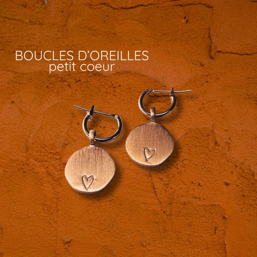 Boucles d'oreilles petit coeur gravées à la main, plaqué or 3 microns, MarlaH Bijoux