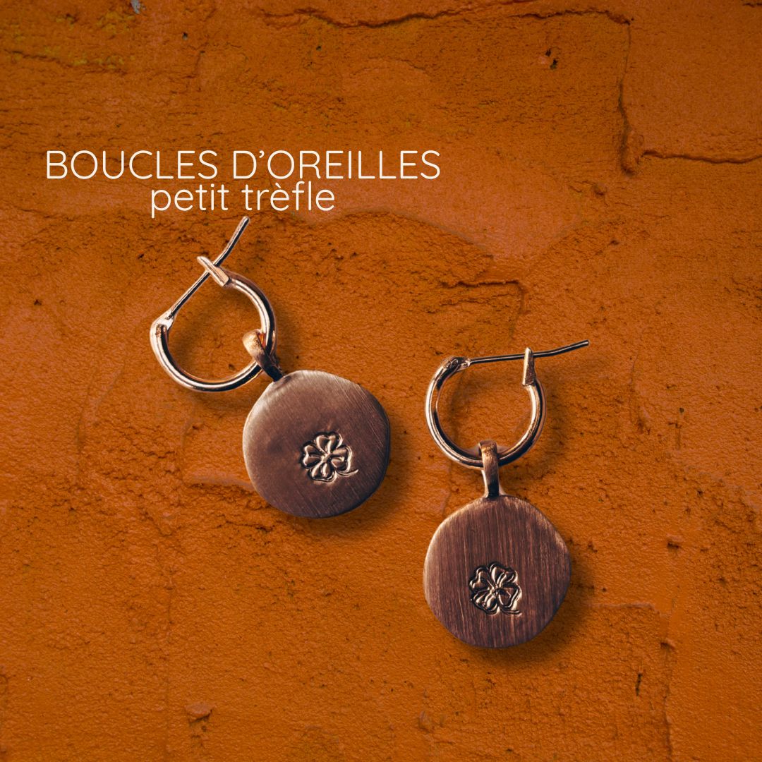 Boucles d'oreilles petit trèfle gravées à la main, plaqué or 3 microns, MarlaH Bijoux