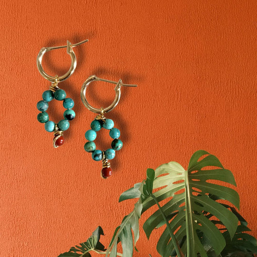 Boucles d'oreilles créoles Signature Mini en plaqué or, turquoise et jaspe rouge, ambiance nature