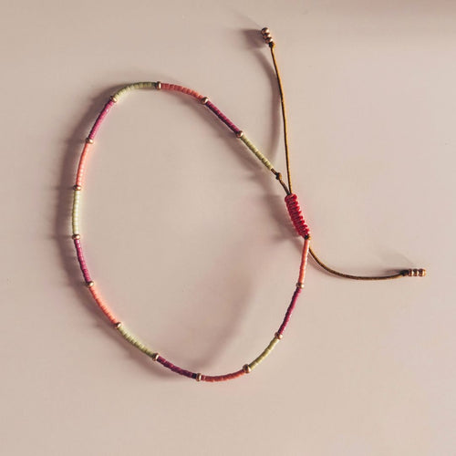 Bracelet de cheville Ibiza MarlaH coloris corail, fushia et matcha en perles Miyuki avec cordon ocre à nœud coulissant