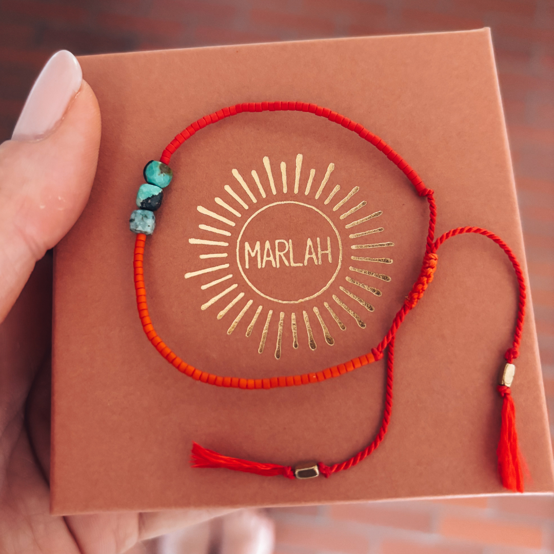 Bracelet hippy soie rouge et turquoise présenté dans son coffret MarlaH Bijoux