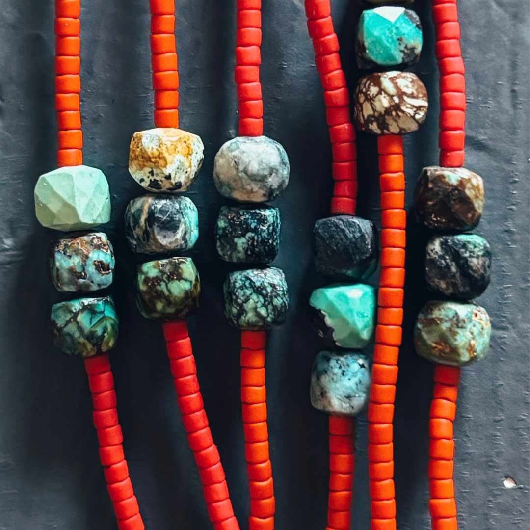 Détail des pierres de turquoise naturelle et perles miyuki du bracelet hippy