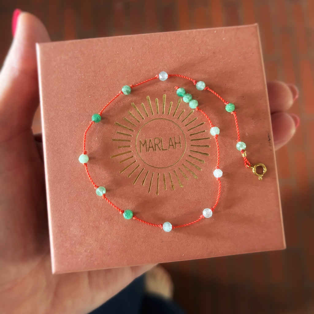 Bracelet Le Lien émeraude naturelle présenté dans son coffret cadeau MarlaH Bijoux
