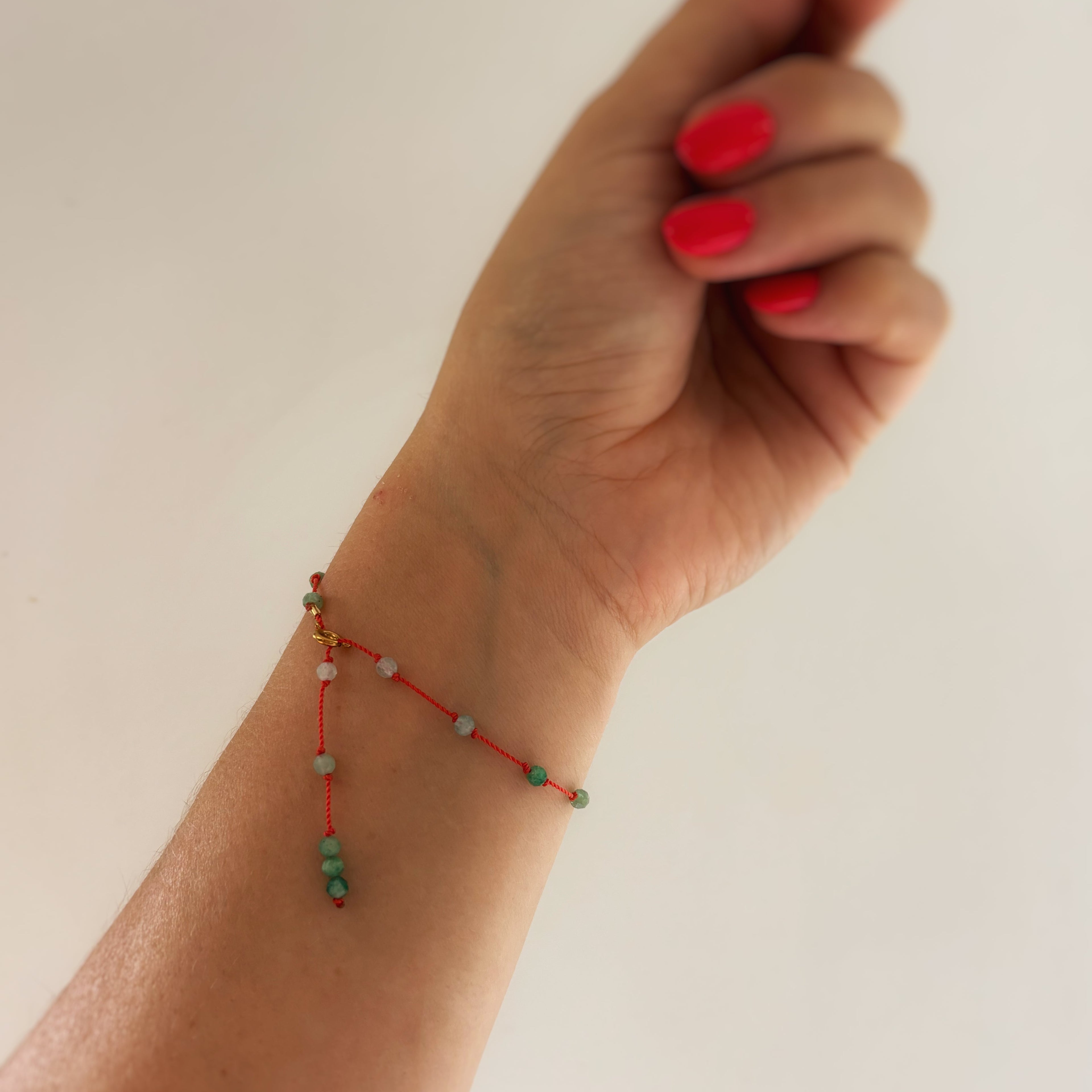 Bracelet Le Lien en émeraude naturelle porté au poignet