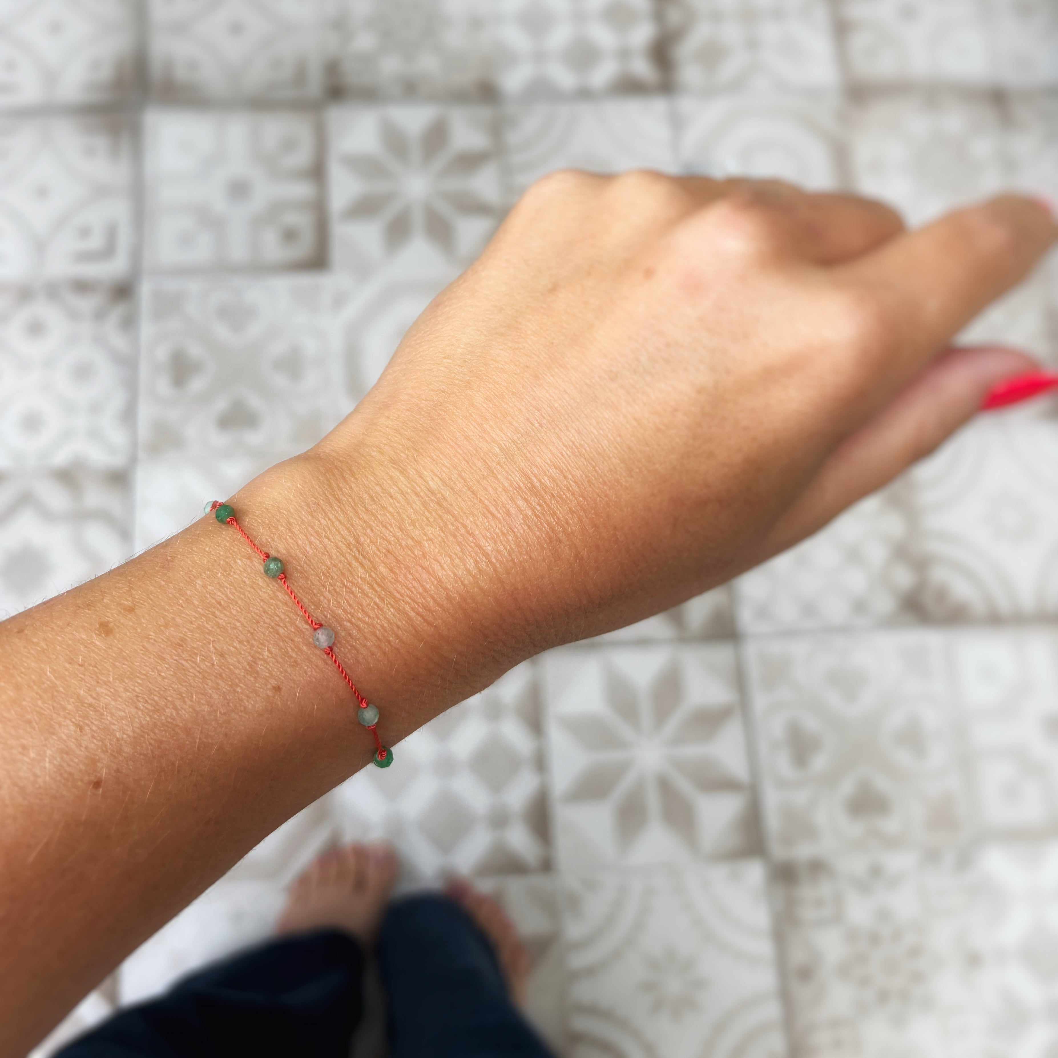 Bracelet Le Lien émeraude naturelle porté au poignet, vue de dessus