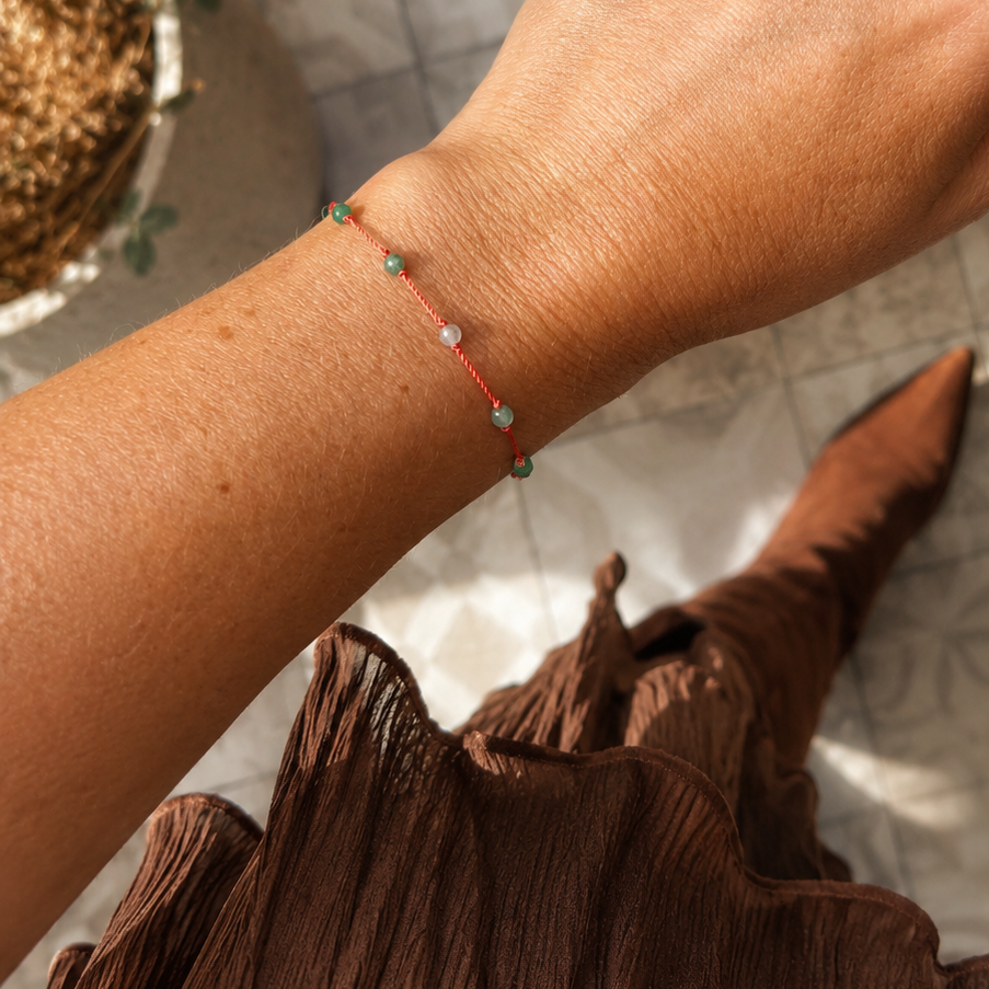 Bracelet porté sur tenue automnale
