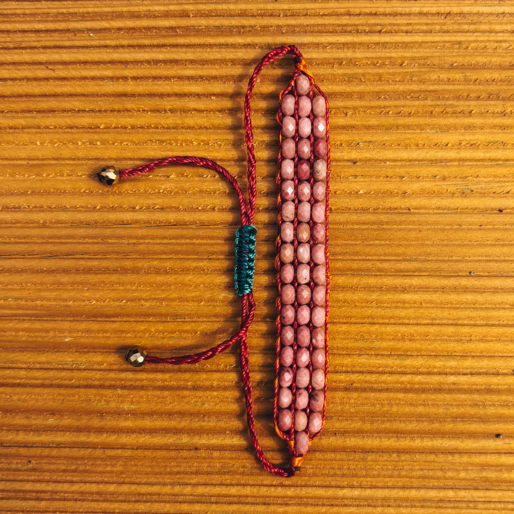 Gros plan sur les perles de rhodonite du bracelet manchette Signature